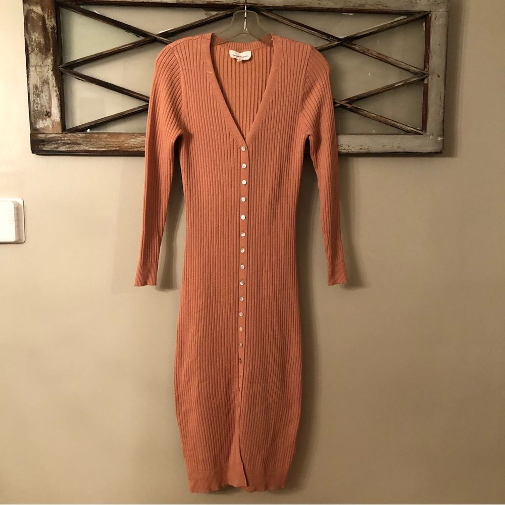 HEARTLOOM x REVOLVE SIZE MEDIUM SALMON MIDI BUTTON FRONT V NECK SWEATER DRESS